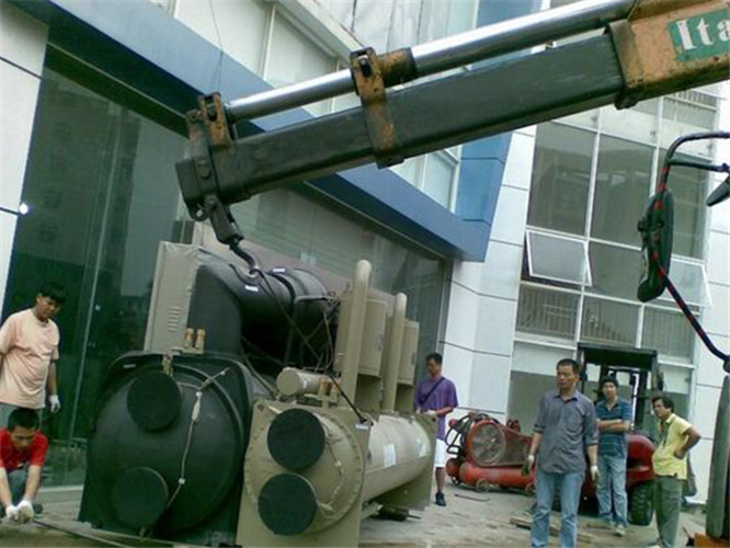 南雄市随车吊和汽车吊的核心区别是什么？哪种更省钱？